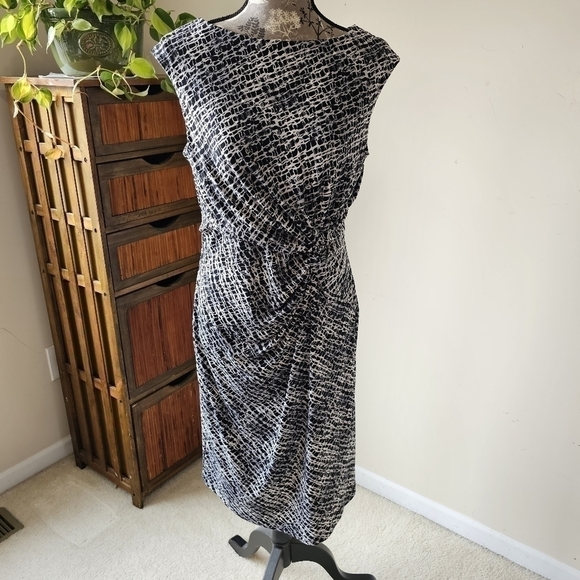 Kenneth Cole New York Dresses & Skirts - NWT Kenneth Cole side knot easy wear black & white print dress Sz. L